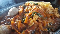 Selain mie ayam, ada juga pilihan lain yakni kwetiau hotplate. Menu satu ini tak kalah menggoda. Kenyal lembut kwetiau disajikan dengan topping ayam dan saus pedas berbumbu kental. Foto: detikFood/Devi S. Lestari