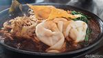 Serunya Santap Mie Ayam Hotplate yang Pedas dan Panas