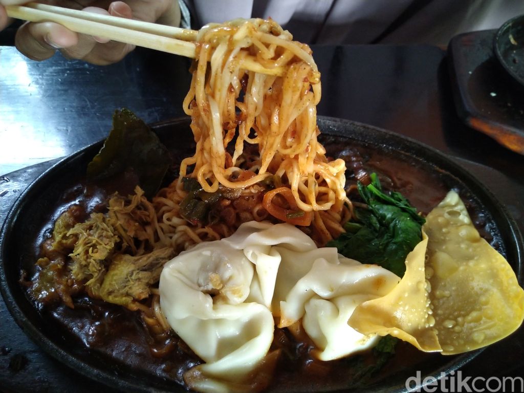 W.H.O : Mie Ayam Hotplate yang Hangat Pedas Sampai Suapan Terakhir