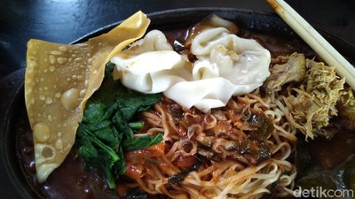 Serunya Santap Mie Ayam Hotplate yang Pedas dan Panas