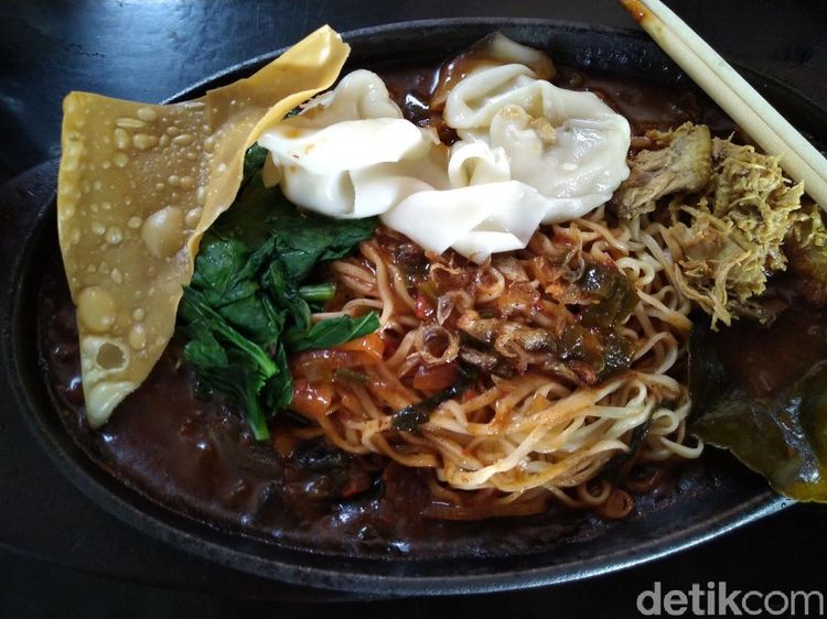 Serunya Santap Mie Ayam Hotplate yang Pedas dan Panas