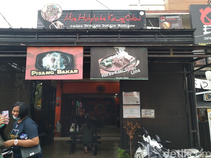 W.H.O : Mie Ayam Hotplate yang Hangat Pedas Sampai Suapan Terakhir W.H.O : Mie Ayam Hotplate yang Hangat Pedas Sampai Suapan Terakhir