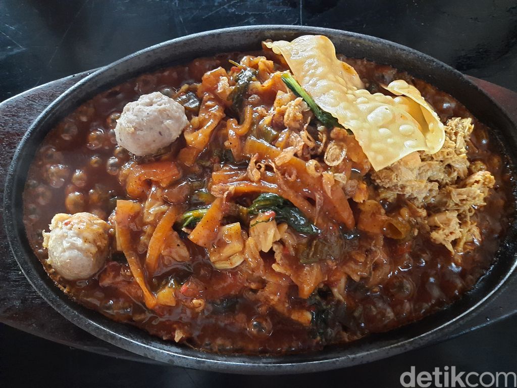 W.H.O : Mie Ayam Hotplate yang Hangat Pedas Sampai Suapan Terakhir