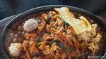 Serunya Santap Mie Ayam Hotplate yang Pedas dan Panas