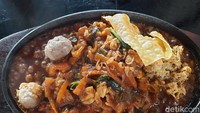 Siapkan kocek Rp 18 ribu hingga Rp 28 ribu kalau mau makan hidangan serba hotplate ini. WHO buka setiap hari kecuali hari Senin. Untuk alamat lengkapnya ada di Jalan Raya Kranggan, Bekasi.  Foto: detikFood/Devi S. Lestari