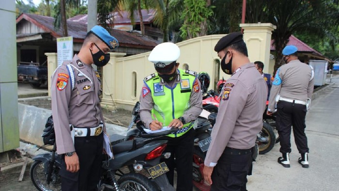 10 Anggota Polres Simeulue, Aceh terjaring razia kelengkapan surat kendaraan yang digelar Polantas dan Propram