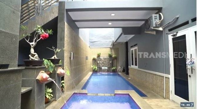 Di bagian dalam rumah juga terdapat kolam renang. Untuk pembuatan kolam renangnya sendiri, Agus mengaku telah menghabiskan sekitar Rp 200 juta. Foto: YouTube/TRANS7 OFFICIAL