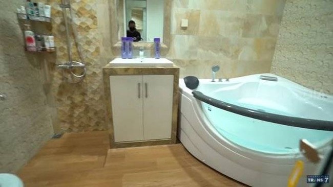 Tak kalah menarik, kloset duduk di kamar mandi dalam rumah milik Agus juga ternyata sangat canggih. Klosetnya itu bisa membuka dan menutup secara otomatis, serta mengeluarkan musik. Diakui Agus bahwa kloset duduk tersebut dibelinya seharga Rp 60 juta. Foto: YouTube/TRANS7 OFFICIAL