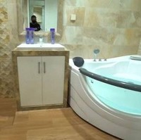 Tak kalah menarik, kloset duduk di kamar mandi dalam rumah milik Agus juga ternyata sangat canggih. Klosetnya itu bisa membuka dan menutup secara otomatis, serta mengeluarkan musik. Diakui Agus bahwa kloset duduk tersebut dibelinya seharga Rp 60 juta. Foto: YouTube/TRANS7 OFFICIAL