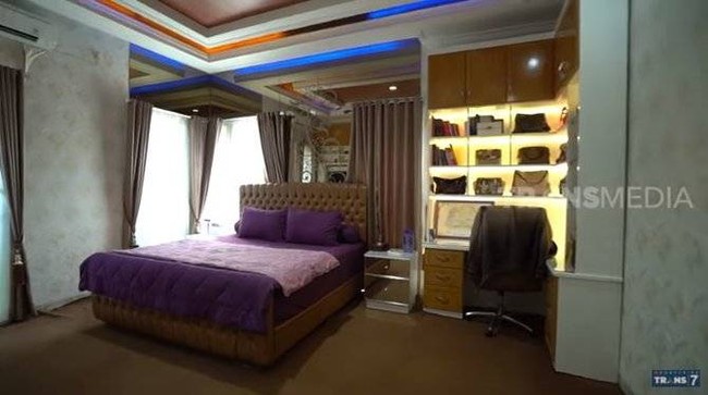 Ruang kamar di dalam rumah juga dipenuhi dengan berbagai macam peralatan mewah dan canggih. Bagaimana menurutmu, terlihat nyaman bukan? Foto: YouTube/TRANS7 OFFICIAL
