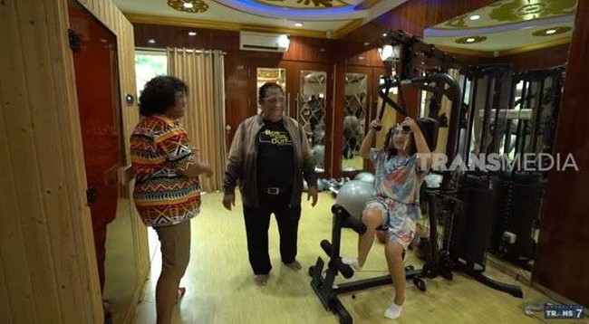 Di dekat ruang sauna terdapat berbagai macam peralatan olahraga, seperti treadmill, lat pull down, dan lainnya. Ruang olahraganya itu terlihat sangat elegan dan juga nyaman. Foto: YouTube/TRANS7 OFFICIAL