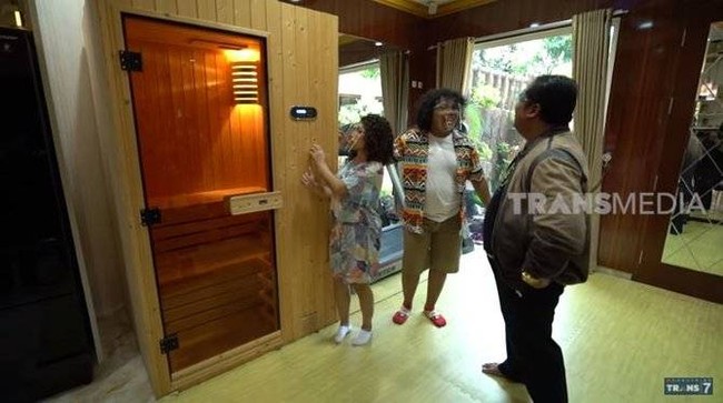 Di bagian dalam rumahnya terdapat berbagai peralatan olahraga dan ruang sauna pribadi. Agus mengatakan bahwa peralatan olahraga dan ruang saunanya itu biasa dipakai oleh keluarga atau tamu yang sedang datang ke rumahnya. Diakui Agus dirinya membeli ruang sauna tersebut seharga Rp 30 juta. Foto: YouTube/TRANS7 OFFICIAL
