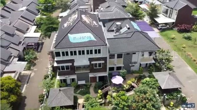 Melalui acara Sobat Misqueen yang diunggah ke YouTube oleh akun TRANS7 OFFICIAL, juragan Agus Purnomo memamerkan isi rumahnya yang memiliki luas tanah 900 meter persegi. Bahkan Agus pun tak segan-segan untuk menyebutkan harga-harga dari pembuatan rumahnya. Salah satunya adalah taman depan rumahnya yang diakui Agus telah menghabiskan sekitar Rp 300 juta. Foto: YouTube/TRANS7 OFFICIAL