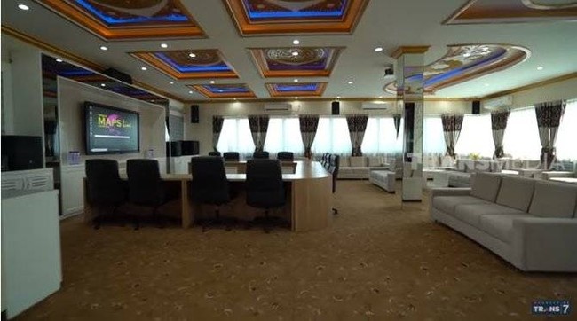 Di bagian dalam rumah juga terdapat ruang pertemuan pribadi yang sangat luas dan cukup megah. Pada ruangan tersebut terdapat TV touch screen canggih. Agus mengatakan bahwa TV tersebut dibelinya dengan harga Rp 350 juta. Foto: YouTube/TRANS7 OFFICIAL