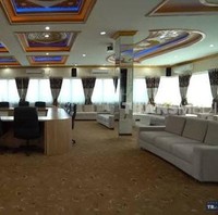 Di bagian dalam rumah juga terdapat ruang pertemuan pribadi yang sangat luas dan cukup megah. Pada ruangan tersebut terdapat TV touch screen canggih. Agus mengatakan bahwa TV tersebut dibelinya dengan harga Rp 350 juta. Foto: YouTube/TRANS7 OFFICIAL