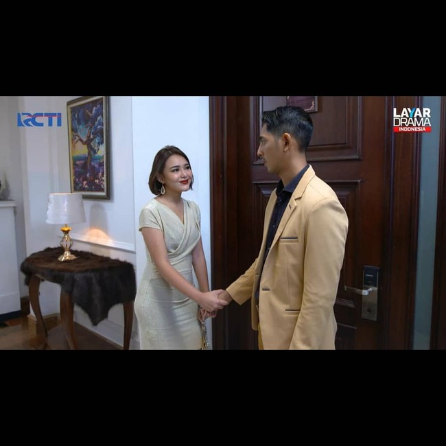 Di sinetron Ikatan Cinta, Amanda Manopo dituntut tampil lebih dewasa. Digambarkan sebagai seorang istri dan ibu, membuat penampilan Amanda dibuat lebih elegan dan dewasa. Seperti penampilannya di adegan ini, Amanda tampil menggunakan lipstik merah untuk membuat penampilannya tampak seperti wanita dewasa.  Foto: Instagram