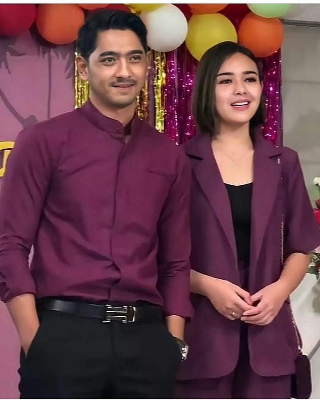 Pasangan Andin dan Aldebaran tampak kompak menggunakan baju bernuansa ungu. Akting Amanda Manopo dan Arya Saloka di Ikatan Cinta sukses bikin baper penonton.  Foto: Instagram