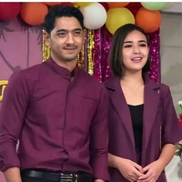 Pasangan Andin dan Aldebaran tampak kompak menggunakan baju bernuansa ungu. Akting Amanda Manopo dan Arya Saloka di Ikatan Cinta sukses bikin baper penonton.  Foto: Instagram