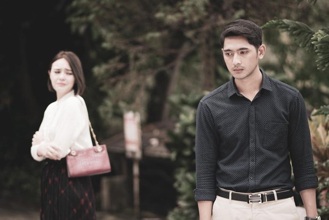 Aldebaran digambarkan sebagai sosok pengusaha dengan karakter yang dingin. Untuk balas dendam, Aldebaran menikahi Andin. Dalam pernikahan tersebut, ternyata Aldebaran benar-benar jatuh cinta dengan Andin. Andin digambarkan sebagai sosok wanita yang lembut dan elegan. Dari karakter keduanya, maka busana mereka pun disesuaikan.  Foto: Instagram