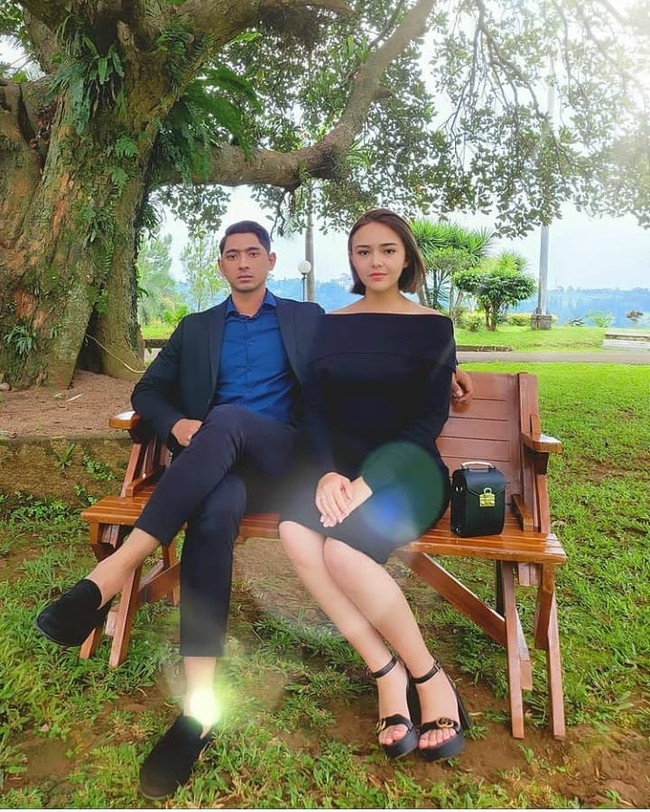 Seperti inilah penampilan elegan pasangan di sinetron Ikatan Cinta. Amanda tampak modis dengan dress hitam ketat dengan potongan off-shoulder. Sementara Arya seperti biasanya menggunakan setelan jas.  Foto: Instagram