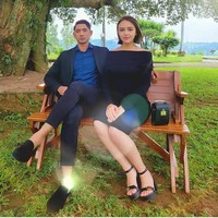 Seperti inilah penampilan elegan pasangan di sinetron Ikatan Cinta. Amanda tampak modis dengan dress hitam ketat dengan potongan off-shoulder. Sementara Arya seperti biasanya menggunakan setelan jas.  Foto: Instagram