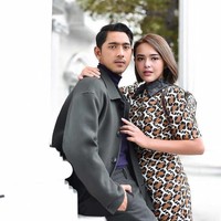 Pasangan Andin dan Aldebaran di sinetron Ikatan Cinta selalu ditunggu-tunggu kehadirannya. Pasangan yang diperankan oleh Amanda Manopo dan Arya Saloka itu selalu mencuri perhatian, termasuk gaya fashion mereka di sinetron tersebut. Arya Saloka yang memerankan sebagai Aldebaran kerap menggunakan jas. Sementara Andin (Amanda Manopo) sering tampil feminin nan elegan dengan dress.  Foto: Instagram