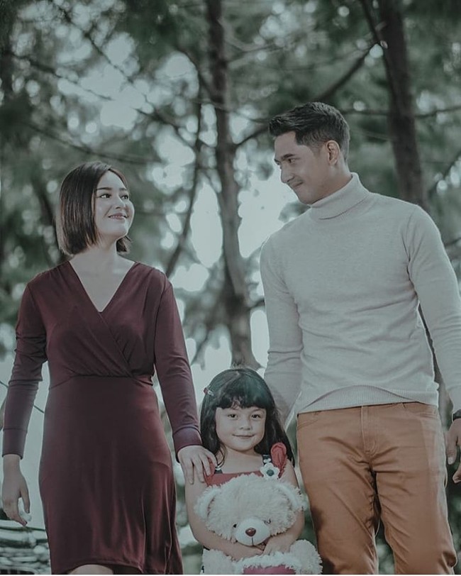 Tatapan Andin dan Aldebaran yang tampak dalam. Dalam adegan ini, Arya Saloka tampak gagah dan semakin tampan dengan atasan turtleneck.  Foto: Instagram