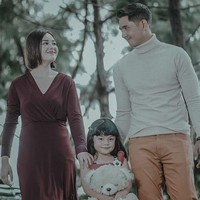 Tatapan Andin dan Aldebaran yang tampak dalam. Dalam adegan ini, Arya Saloka tampak gagah dan semakin tampan dengan atasan turtleneck.  Foto: Instagram