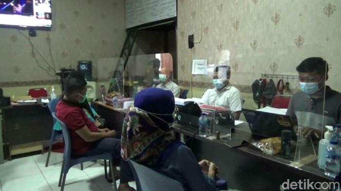 Sekelompok warga Kabupaten Probolinggo mengambil paksa jenazah pasien COVID-19 di RSUD Waluyo Jati. Kini polisi memeriksa 9 saksi.