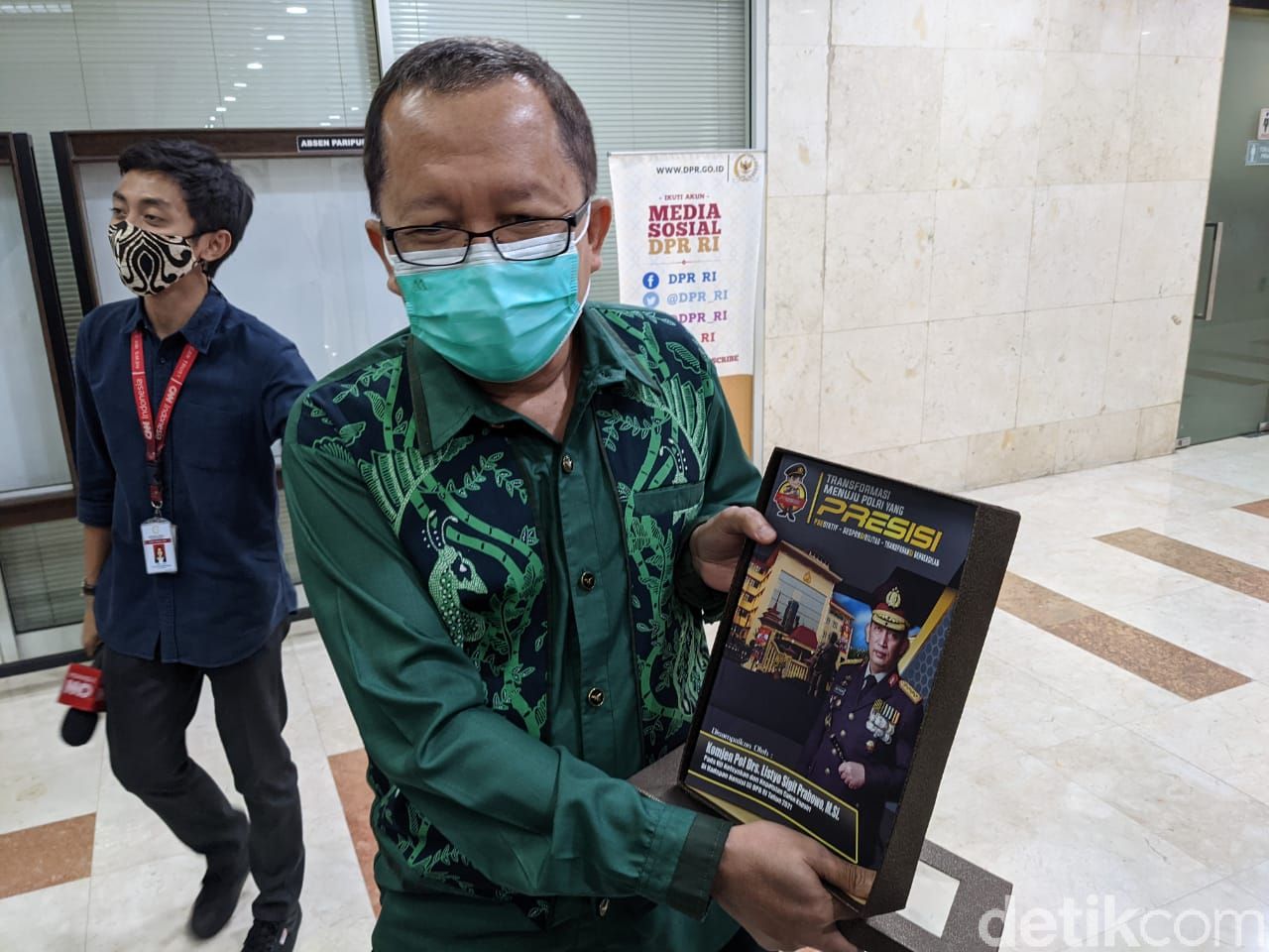 Anggota Komisi III DPR Arsul Sani menunjukkan makalah calon Kapolri Komjen Listyo Sigit (Rolando Fransiskus Sihombing/detikcom).