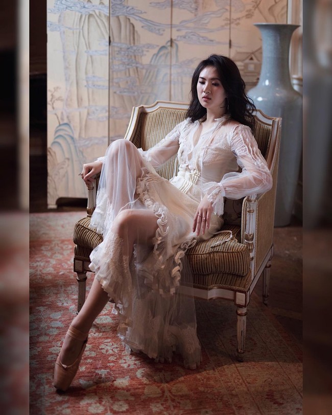 Annabel mengakui bahwa dirinya harus bekerja keras untuk meraih mimpi menjadi seorang bintang. Tapi pernyataannya tersebut malah mendatangkan kritikan dari sebagai netizen yang menganggap wanita cantik itu terlahir dengan privilege. Banyak juga mengeluhkan jika video tersebut berkesan terlalu pamer dan glamour. Foto: Instagram @annabelballerina