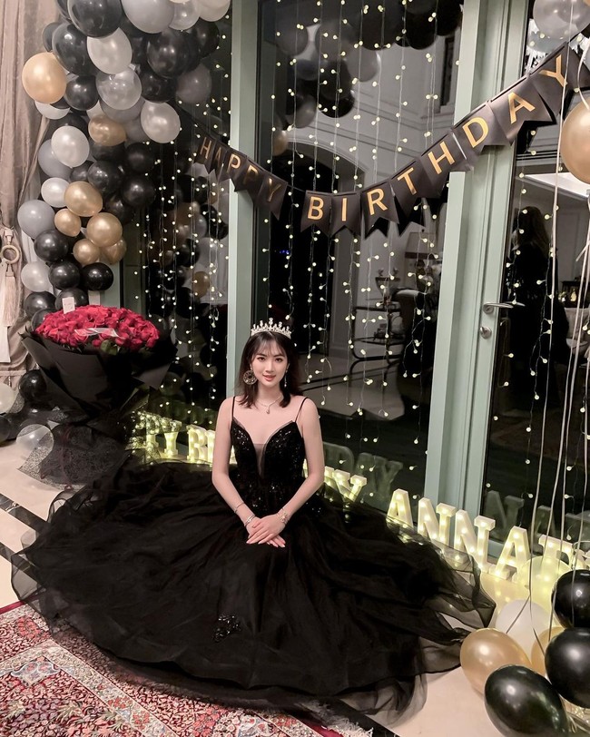 Pewaris cantik Huawei Annabel Yao  dinyatakan lulus ujian balet dari Royal Academy of Dance yang prestius di Inggris di usia 15. Setelah itu, ia masuk kuliah pada usia 17 di Harvard University di jurusan sains komputer. Foto: Instagram @annabelballerina