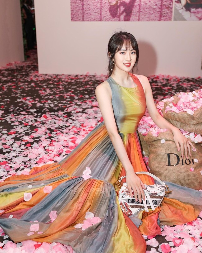 Annabel Yao dikenal sebagai pewaris Huawei yang baru-baru ini mengumumkan akan terjun ke dunia hiburn. Hal itu pertama kali diungkapkannya dalam sebuah video dokumenter yang sayangnya mendapat reaksi negatif dari sejumlah netizen. Foto: Instagram @annabelballerina