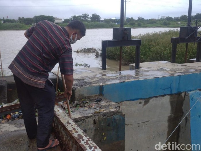Ariyanto menunjukkan lokasi penemuan dua mayat bayi di saluran pompa air Semarang, Selasa (19/1/2021).