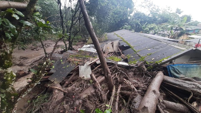 Banjir bandang yang sempat menerjang Kampung Gunung Mas mengakibatkan lokasi wisata agro Gunung Mas Puncak ditutup sementara hingga waktu yang tidak ditentukan.