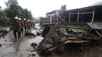 Teranyar, banjir bandang melanda kawasan Kabupaten Bogor. Rumah-rumah rusak dan mengakibatkan ratusan warga mengungsi ke tempat yang lebih aman.  ANTARA FOTO/Yulius Satria Wijaya