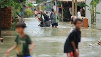 Banjir akibat luapan sungai dan tingginya intensitas hujan di kawasan itu membuat ratusan rumah warga terendam banjir setinggi 50 sentimeter hingga satu meter. ANTARA FOTO/Dedhez Anggara