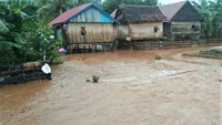 Banjir mengakibatkan akses jalan tiga Desa Pongkalaero, Desa Puununu dan Desa Batuawu Kecamatan Kabaena Selatan terputus akibat luapan Sungai Kabaena.