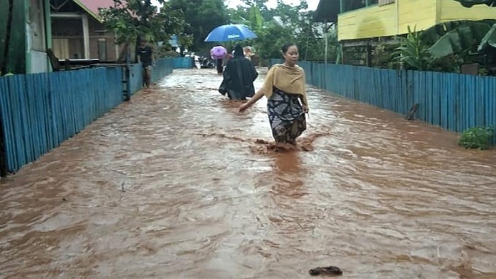 Kondisi banjir di pemukiman warga Kecamatan Kabaena Selatan, Kabupaten Bombana, Sulawesi Tenggara, Senin (18/1/2021). Banjir mengakibatkan akses jalan tiga Desa Pongkalaero, Desa Puununu dan Desa Batuawu Kecamatan Kabaena Selatan terputus akibat luapan Sungai Kabaena. ANTARA FOTO/Fajrin/Jojon/rwa.