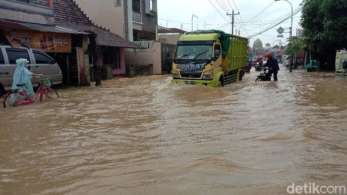 Curah hujan yang tinggi membuat sungai Piji di Kudus meluap. Sejumlah wilayah terendam banjir, salah satunya di Kecamatan Mejobo, Kudus.