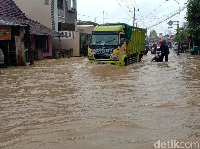 Curah hujan yang tinggi membuat sungai Piji di Kudus meluap. Sejumlah wilayah terendam banjir, salah satunya di Kecamatan Mejobo, Kudus.