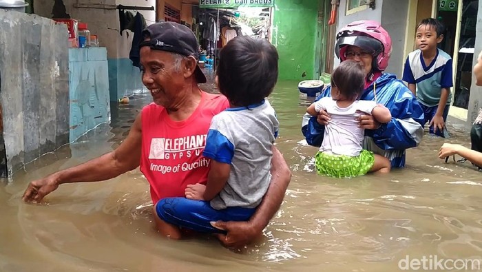 Banjir merendam 3.000 rumah di Kota Pekalongan, Jawa Tengah. Banjir ini disebabkan hujan deras dan meluapnya sungai di Kota Pekalongan.