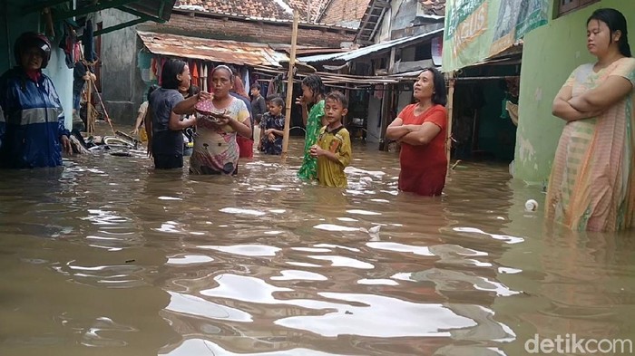 Banjir di Pekalongan, 3.000 Rumah Jadi Korban Banjir merendam 3.000 rumah di Kota Pekalongan, Jawa Tengah. Banjir ini disebabkan hujan deras dan meluapnya sungai di Kota Pekalongan.