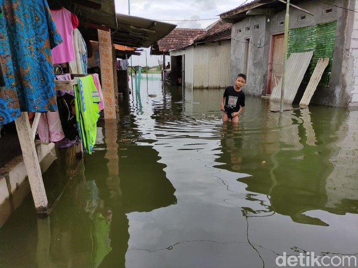 Masalah banjir di dua desa di Kecamatan Tanggulangin belum teratasi. Saat ini, Desa Kedungbanteng dan Banjarasri masih digenangi air.