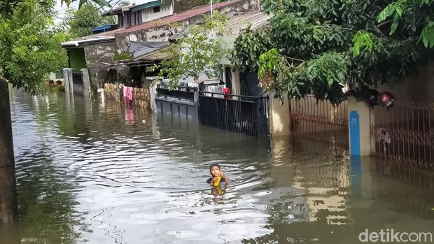 Banjir rendam permukiman warga di Perumnas Antang, Makassar.