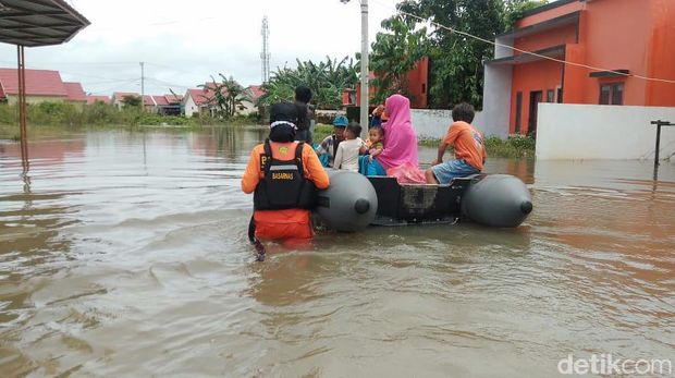 Banjir rendam permukiman warga di Perumnas Antang, Makassar.