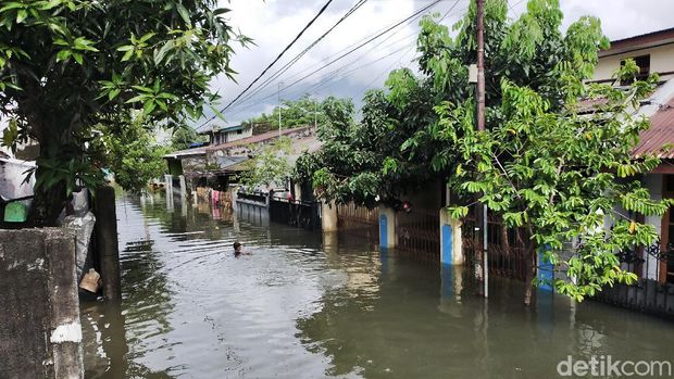 Banjir rendam permukiman warga di Perumnas Antang, Makassar.