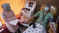 Seperti diketahui, cara kerja terapi plasma konvalesen ini adalah dengan mengambil plasma darah yang mengandung antibodi dari pendonor. Para pendonor terapi plasma konvalesen ini adalah para penyintas COVID-19. Antara Foto/Nova Wahyudi.