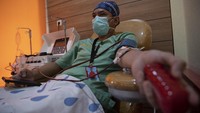 Selanjutnya, pengambilan plasma konvalesen dengan metode apheresis sebanyak 400 hingga 600 ml dilakukan pada hari selanjutnya. Proses pengambilan plasma konvalesen ini dapat dilakukan sesuai petunjuk teknik BPOM. Namun, nila UDD PMI belum memiliki alat apheresis dan belum tersertifikasi CPOB, maka pengambilan plasma konvalesen ini dapat dilakukan dengan cara konvensional. Antara Foto/Nova Wahyudi.