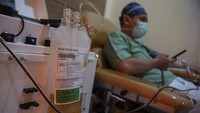 Meski menjadi salah satu metode penyembuhan pasien COVID-19, terapi plasma konvalesen ini masih memiliki beberapa kendala dalam proses donor plasma konvalesen, beberapa di antaranya adalah sulitnya mendapatkan calon pendonor, proses pengiriman, serta belum tersedianya dry ice di semua wilayah. Antara Foto/Nova Wahyudi.